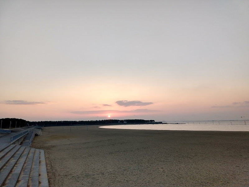 砂浜と朝日