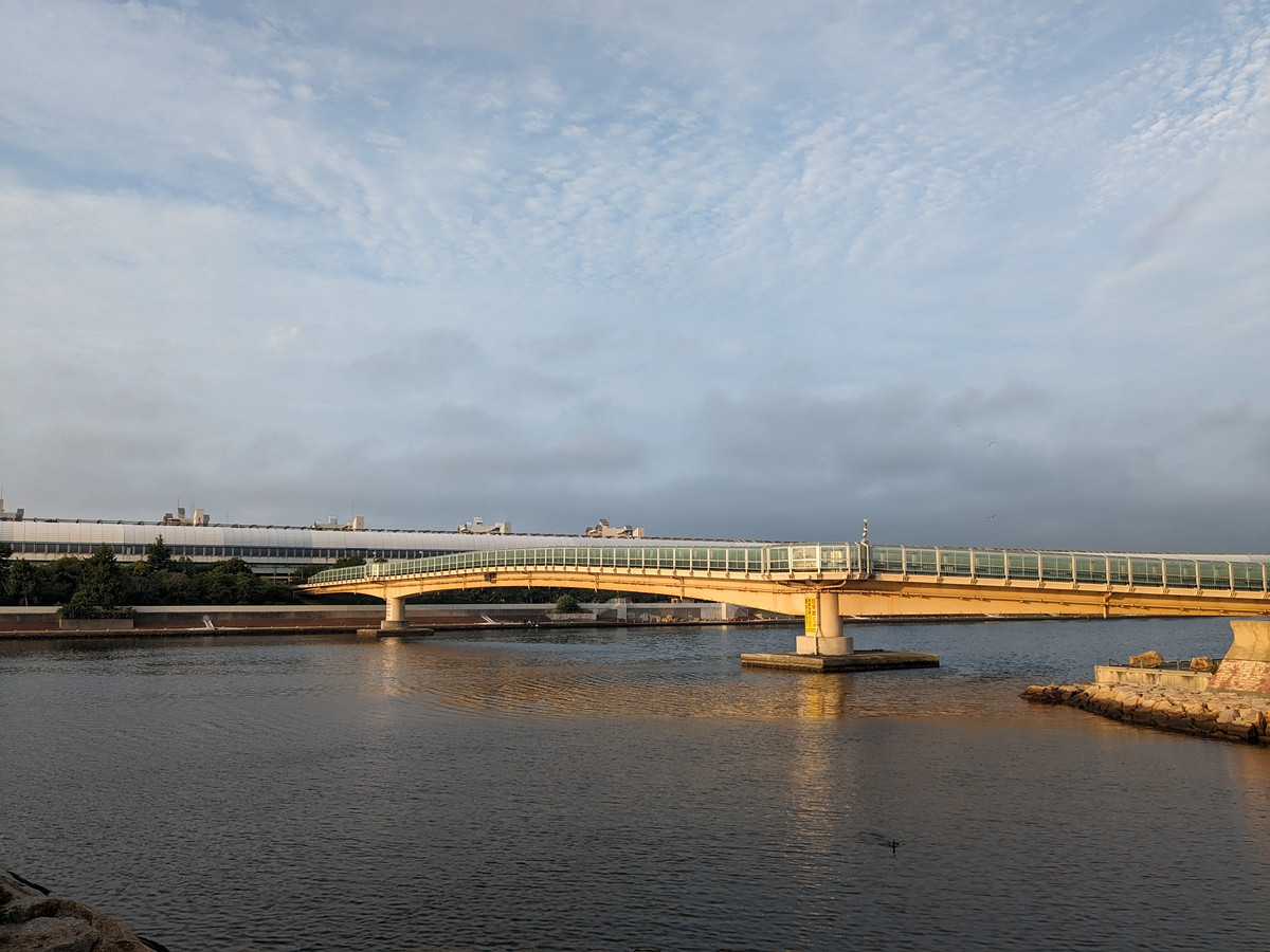 川にかかる橋。橋は朝日でオレンジ色に染まっている